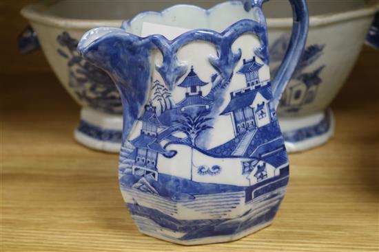 Two Chinese tureen and a jug